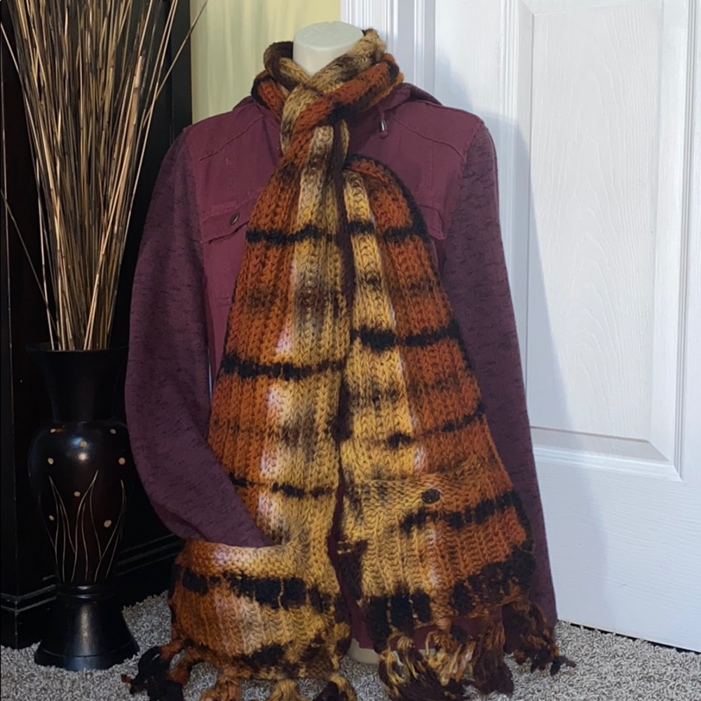 🧣🍁 NWOT Wool Knit Button Hand Pocket Boho Scarf